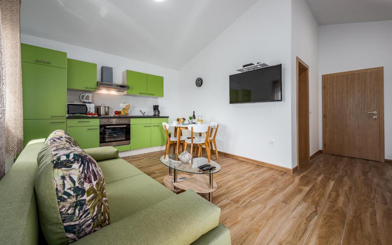 Nelle Apartment *
