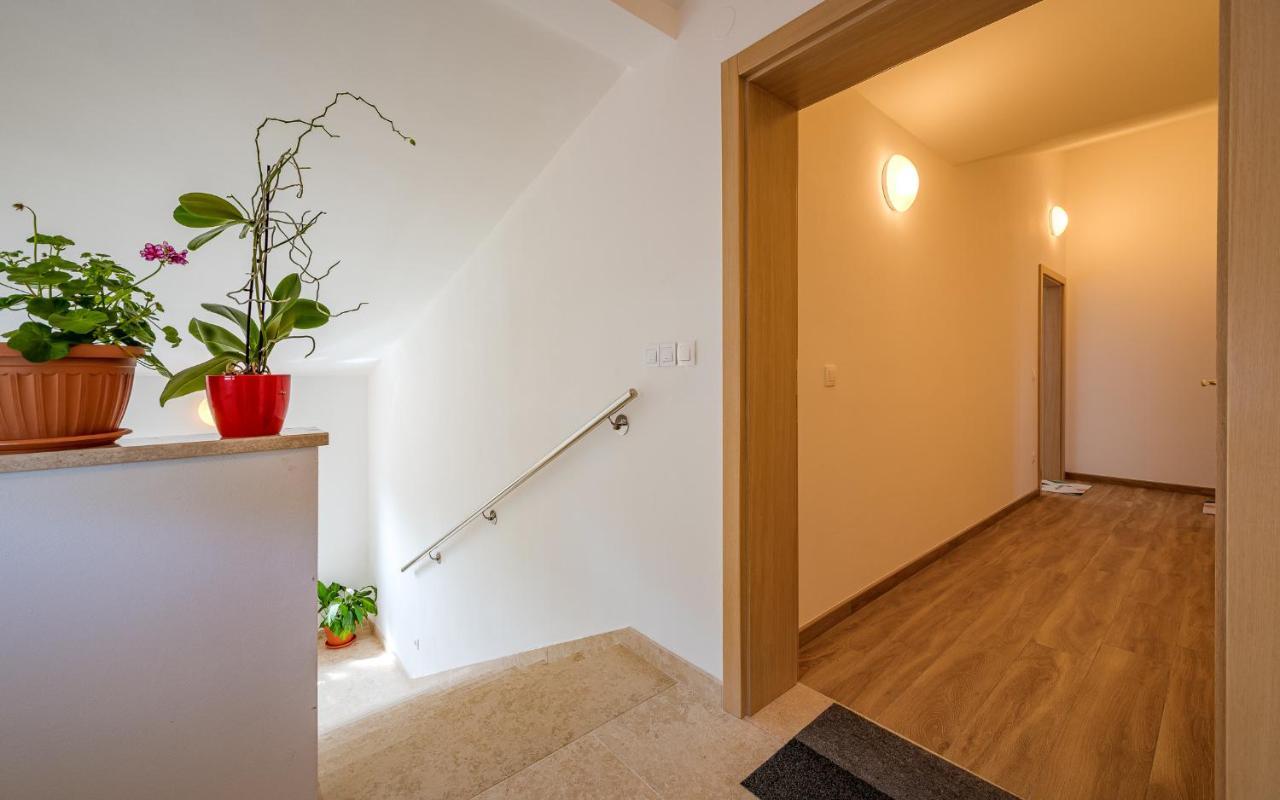 Nelle Apartment *