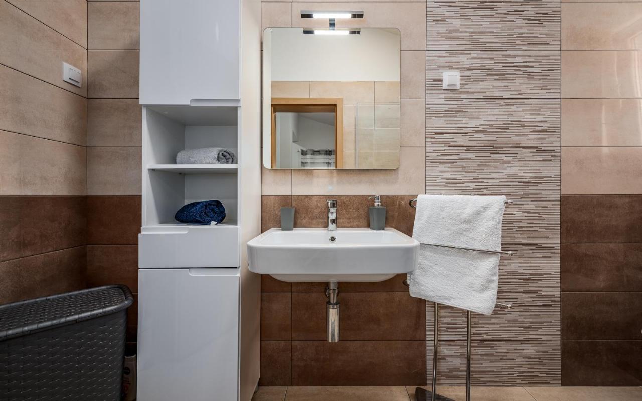Nelle Apartment